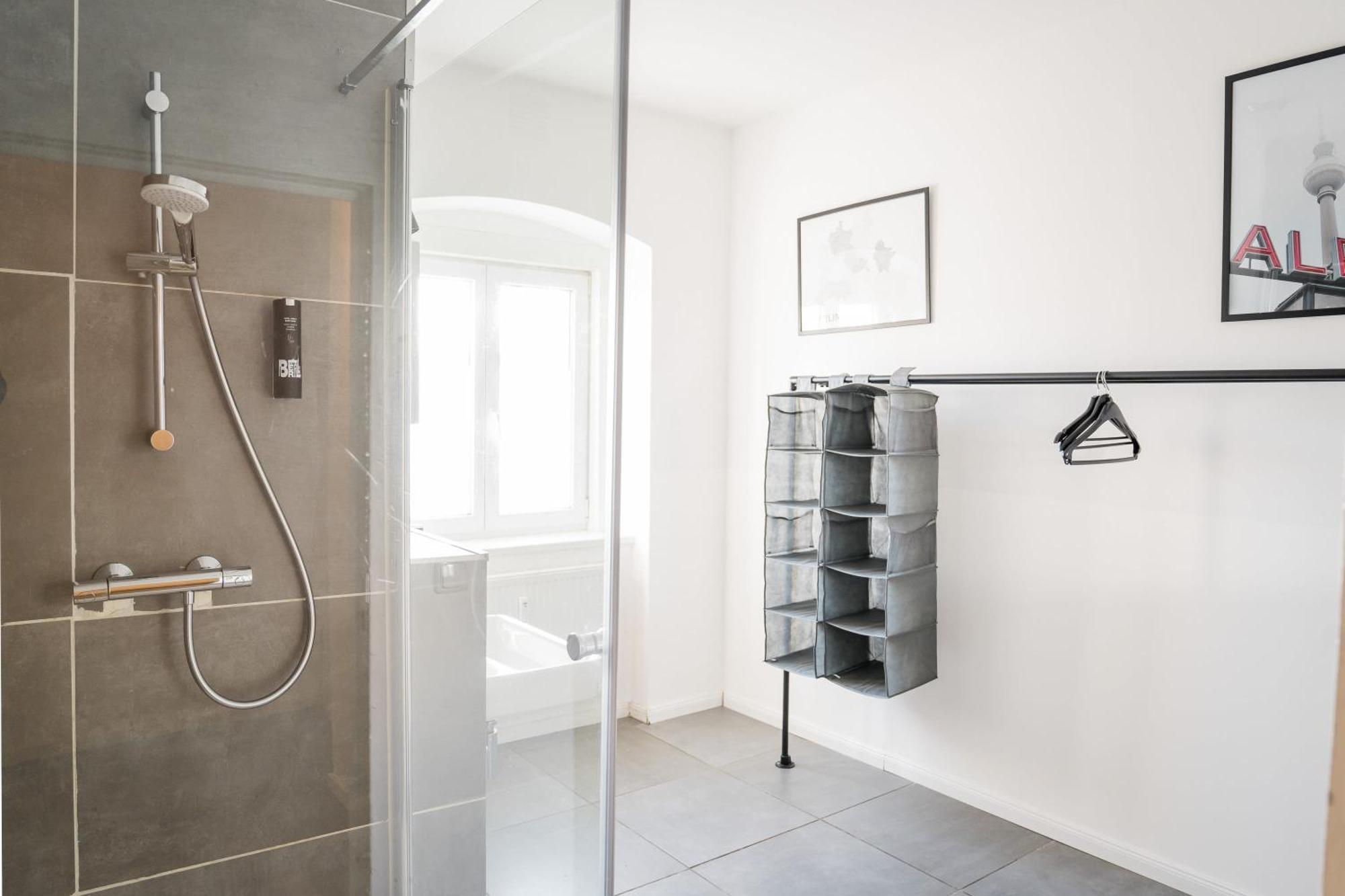 Апартаменты Three Bedroom Big Kitchen Selfcheckin Street Parking