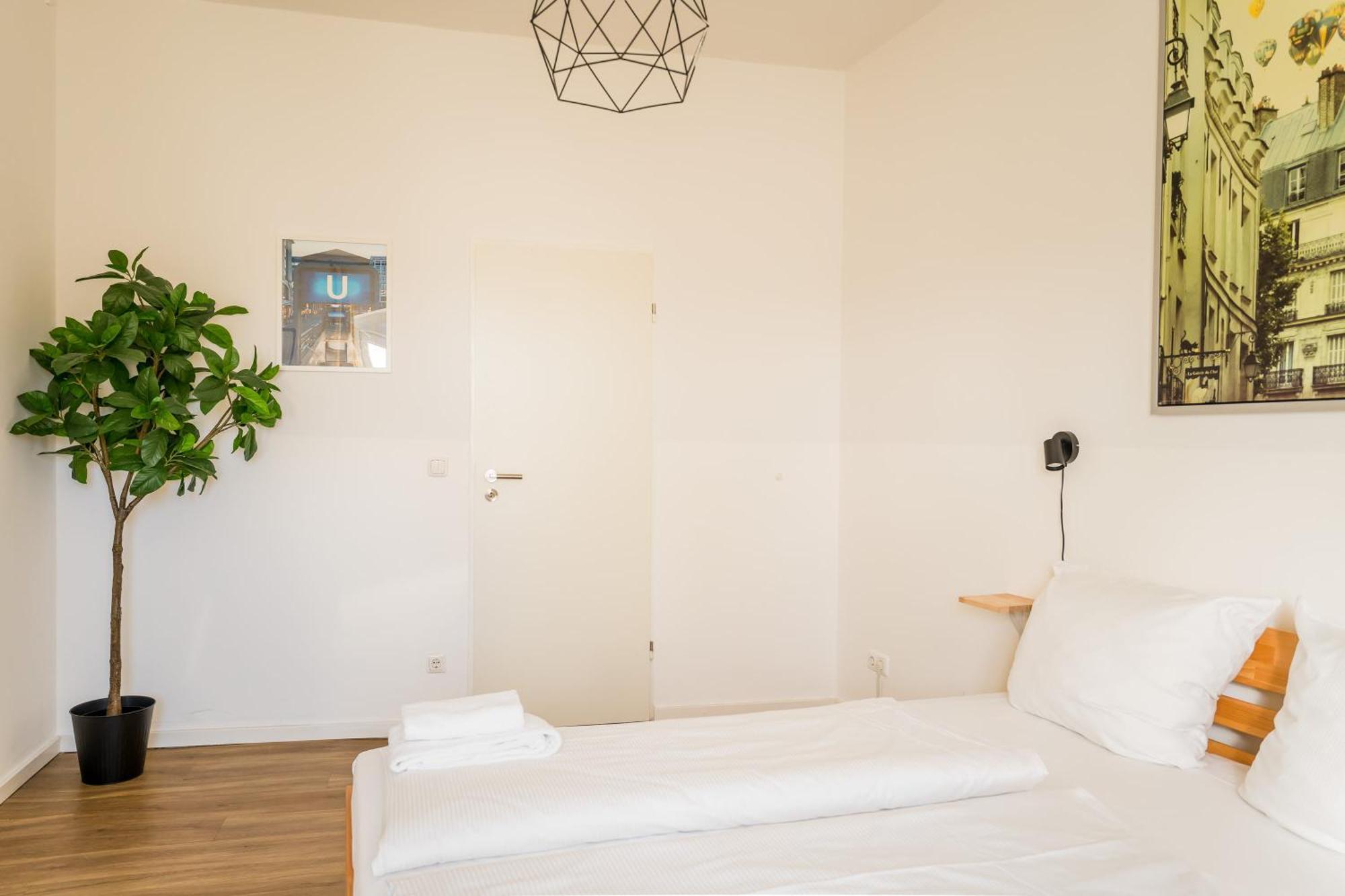 Апартаменты Three Bedroom Big Kitchen Selfcheckin Street Parking *
