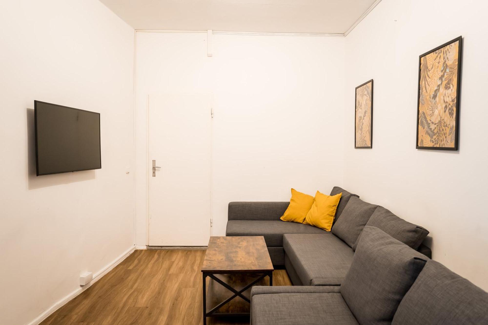 Апартаменты Three Bedroom Big Kitchen Selfcheckin Street Parking *