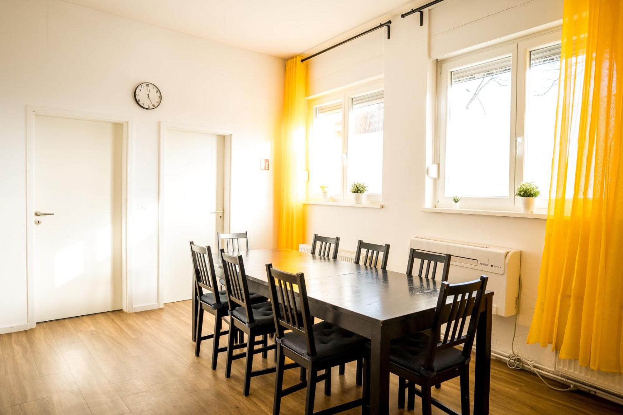 Three Bedroom Big Kitchen Selfcheckin Street Parking Берлин